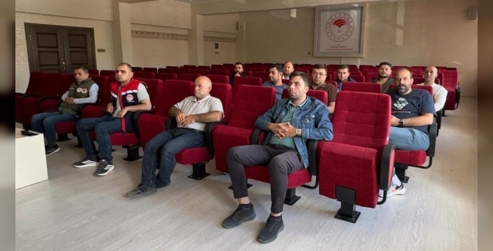 Bayburtlu veteriner hekimlere yeni küpeleme sistemi tanıtıldı