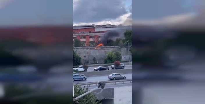 Bayrampaşa’da seyir halindeyken alev alan kiralık otomobil küle döndü