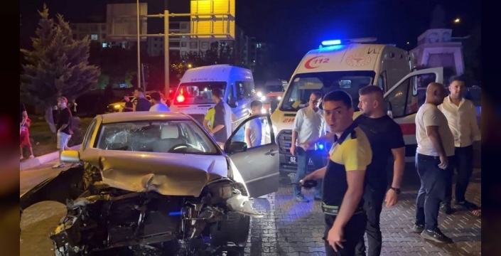 Besni'de kanlı kavşak: İki otomobil çarpıştı, 3 yaralı