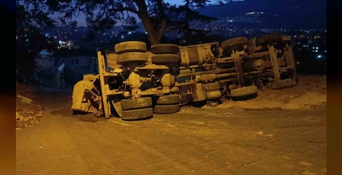 Beton mikseri yokuşta devrildi, bir kişi yaralandı