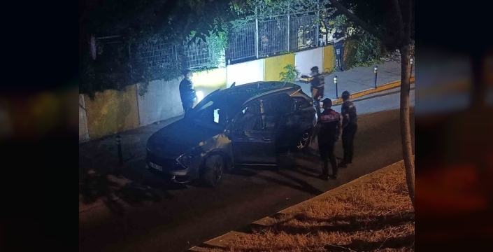 Beylikdüzü'nde dur ihtarına uymayan iki kişi yakalandı