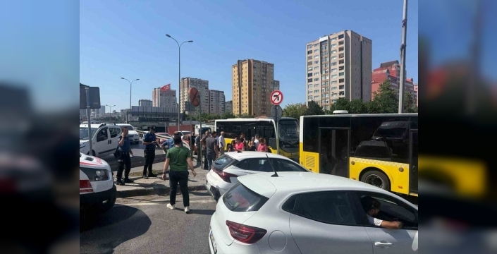 Beylikdüzü'nde şok kaza: İETT otobüsleri çarpıştı, 2 yaralı!