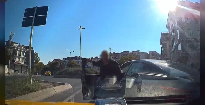 Beylikdüzü'nde trafik terörü: Taksi şoförü aracının önü kesilip yumruklandı, dehşet anları kamerada