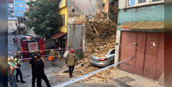 Beyoğlu'nda metruk bina çöktü, araçta hasar oluştu