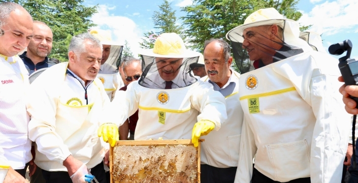 Beyşehir ladin ormanlarında bal hasadı yapıldı