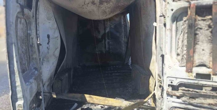 Bingöl'de klima yüklü kamyonet alev aldı: İçindekiler küle döndü