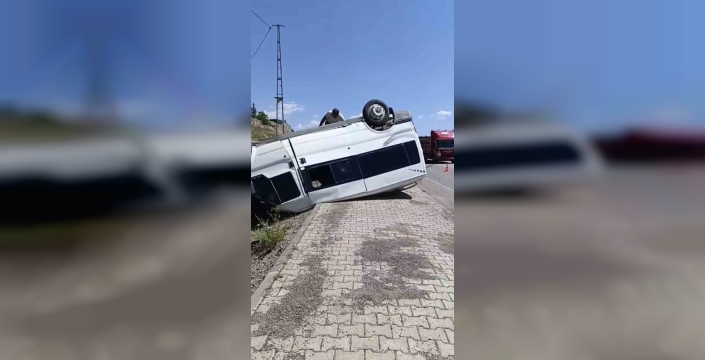 Bingöl'de minibüs takla attı, sürücü yaralı