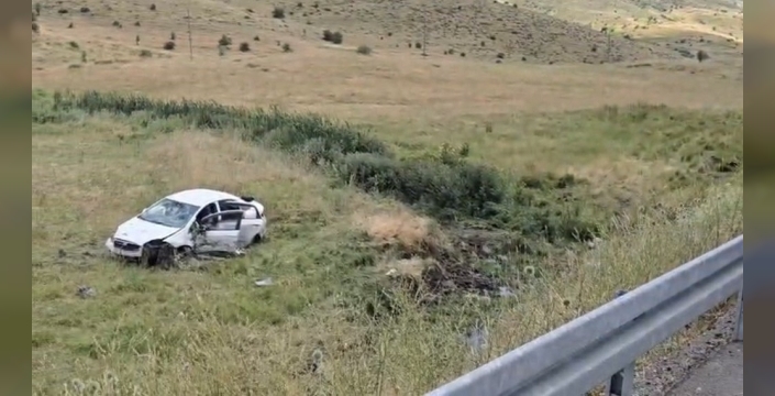Bingöl'de otomobil kontrolden çıkarak araziye uçtu, 3 yaralı