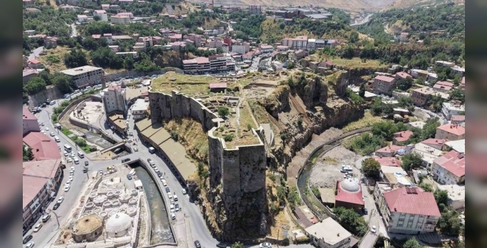 Bitlis Kalesi'nde 20 yıllık sır perdesi aralanıyor: Osmanlı mirası gün yüzüne çıktı