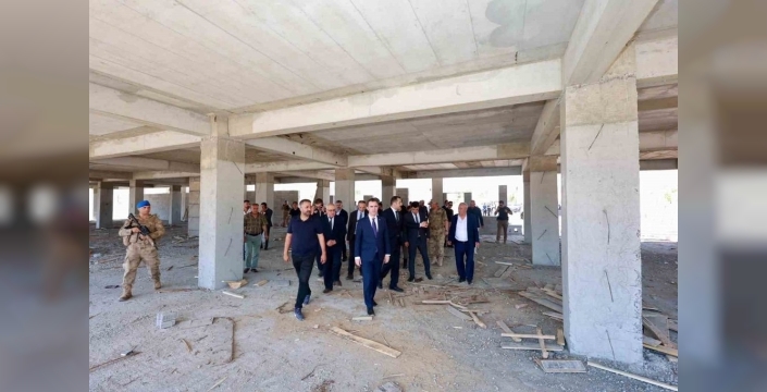 Bitlis Valisi Karakaya, Güroymak'ta tekstil fabrikasında incelemelerde bulundu