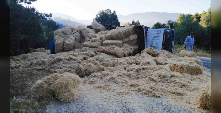 Bolu'da dehşet: Kamyonlar kafa kafaya çarpıştı, samanlar yola saçıldı, 2 yaralı!