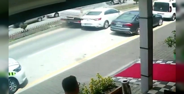 Bolu'da park yerinden çıkan otomobile kamyon çarptı