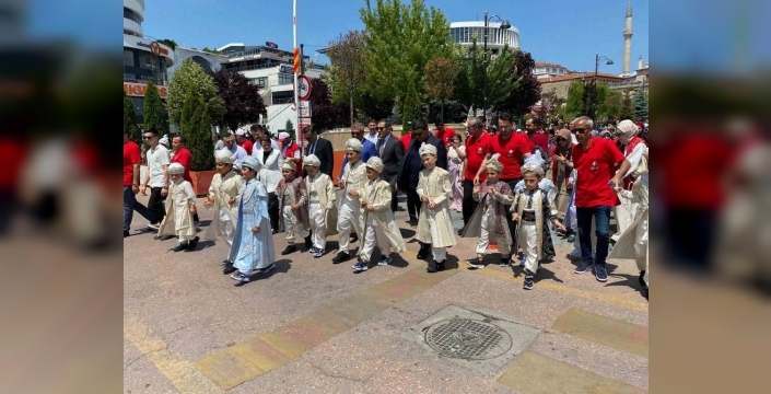 Bolu'da sünnet coşkusu: İzzet Baysal Caddesi'nde mehterli geçit töreni