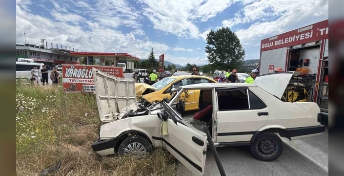 Bolu'da trafik kazası: Ticari taksi ile otomobil çarpıştı, 5 yaralı