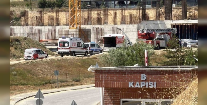 Bolu'da üniversite inşaatında işçi, maaş krizi nedeniyle vince çıktı