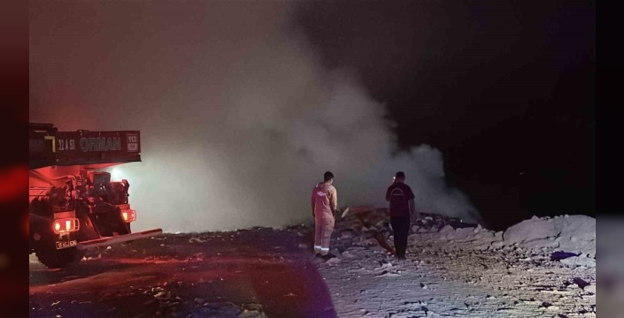 Burdur'da çöp depolama alanında gece yarısı yangın paniği: Ekipler 2 saatte söndürdü