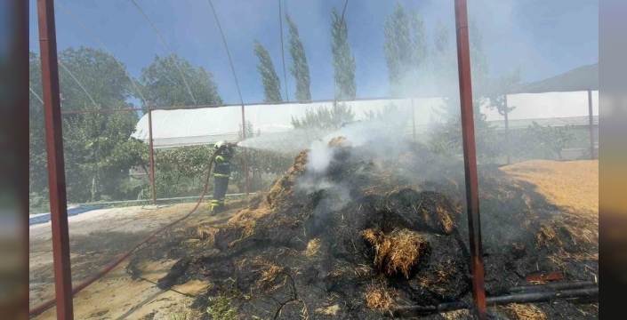 Burdur'da ev bahçesinde yangın: 2 ton arpa kül oldu
