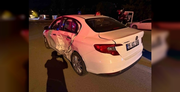 Burdur'da gece yarısı dehşeti: İki otomobil çarpıştı, 6 yaralı