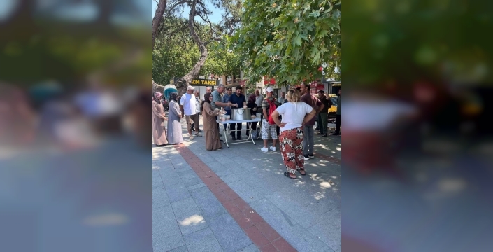 Burhaniye'de geleneksel aşure hayrı büyük ilgi topladı
