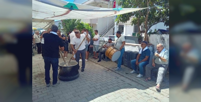 Burhaniye'de geleneksel keşkek dövme etkinliği coşkuyla sürüyor