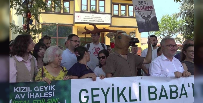 Bursa'da kızıl geyik av ihalesine kostümlü protesto ile tepki verildi