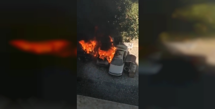 Bursa'da park halindeki otomobiller alev aldı, site sakinleri panik içinde
