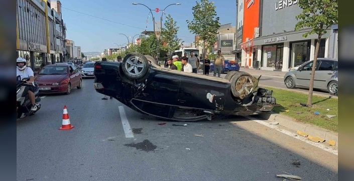 Bursa'da yürekler ağızlara geldi: Otomobil taklalar atarak hurdaya döndü, 2 yaralı