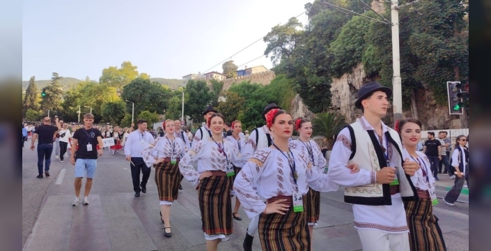 Bursa sokakları Altın Karagöz dansçılarıyla renklendi: 17 ülkeden coşku