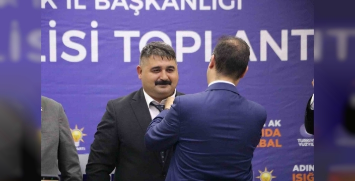 CHP'den istifa eden meclis üyeleri AK Parti'ye katıldı, rozetlerini Bakan Kacır taktı
