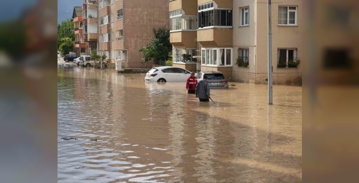 Cide'de sel kabusu: Ekiplerin tahliye mesaisi geceye taştı, vatandaşlar çaresizce bekliyor
