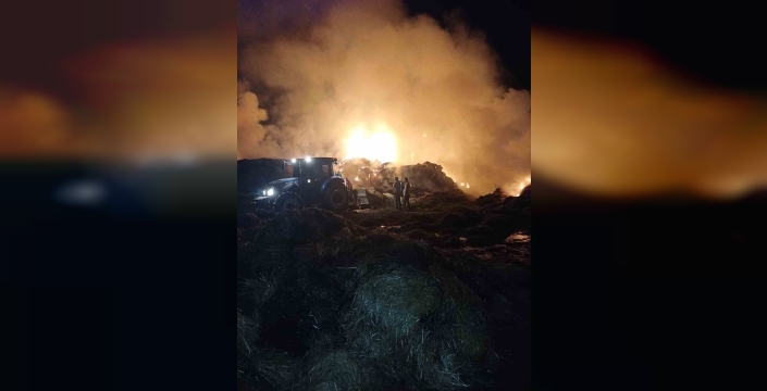 Çine'de gece yarısı kabusu: 150 ton saman alevlere teslim oldu
