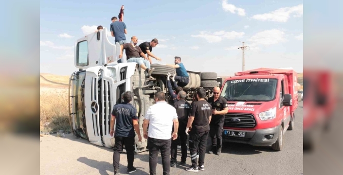 Cizre'de yürekler ağza geldi: Tır devrildi, sürücü araçta sıkıştı