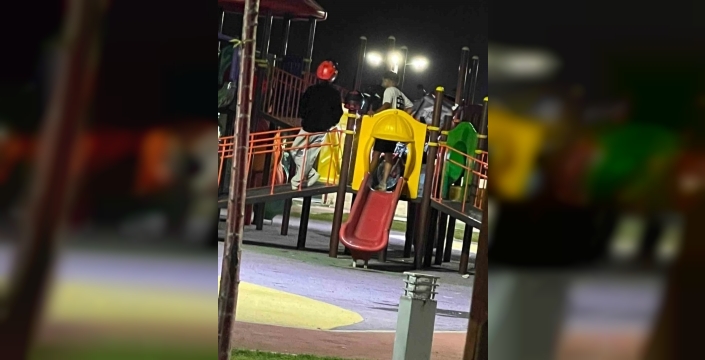Çocuk parkında akılalmaz tehlike: Motosikletle kaydırağa çıktılar, ceza yağdı