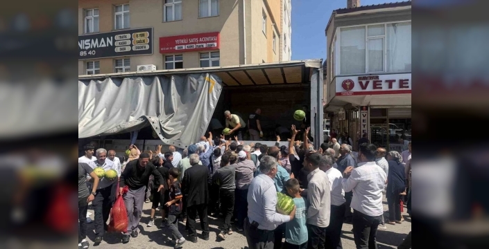 Cömert çiftçiden hemşerilere 30 ton karpuz şöleni