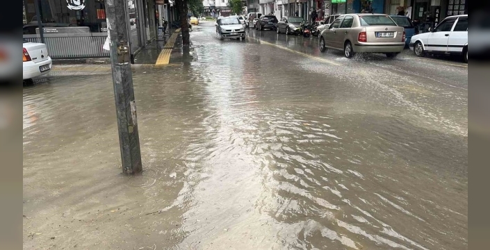 Çorum'da ani sağanak yağış sokakları göle çevirdi