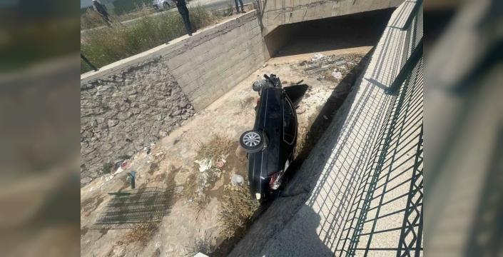 Çorum'da direksiyon hakimiyetini kaybeden otomobil dereye uçtu