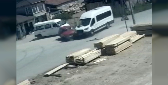 Çorum'da minibüs ile otomobil çarpıştı, 2 kişi yaralandı