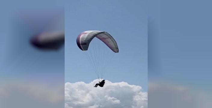 Çorum'da yamaç paraşütü kazası: Pilotun düşme anı görüntülendi