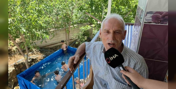 Dede, traktör römorkunu havuz yaptı; torunları deniz keyfini evin önünde yaşıyor