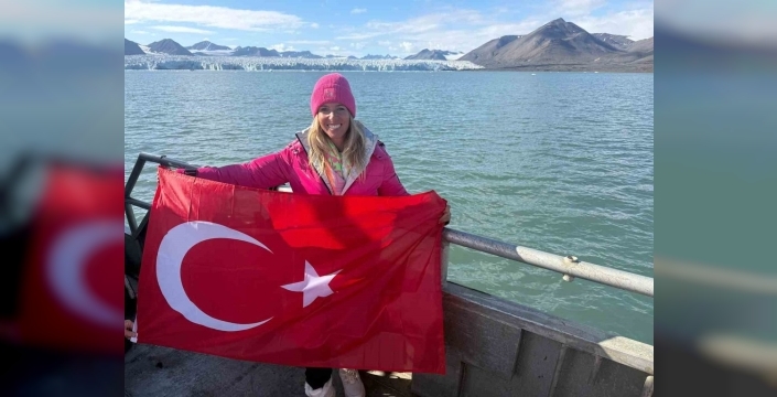 Deniz Kayadelen, buzullarda yüzen ilk Türk sporcu olarak tarihe geçti