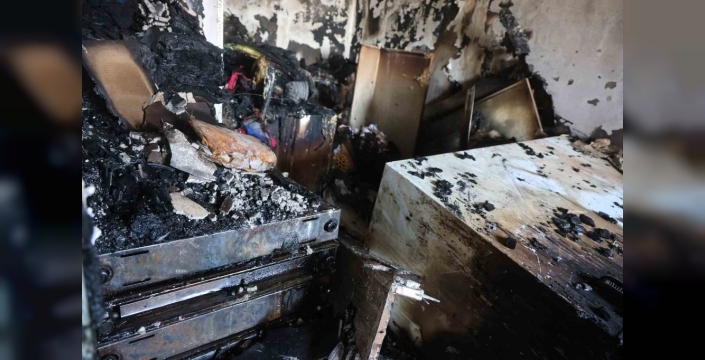 Depremde ailesini kaybeden adamın evi yangında kül oldu