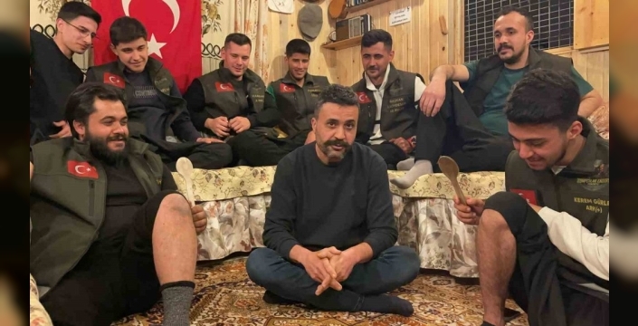 Depremde inşa edilen ahşap ev, motosiklet tutkunlarının buluşma yeri oldu