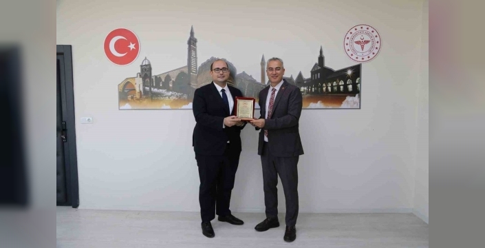 Dicle'den Mersin'e uzanan hizmet: Köse'ye veda, Asiltürk'ten teşekkür plaketi