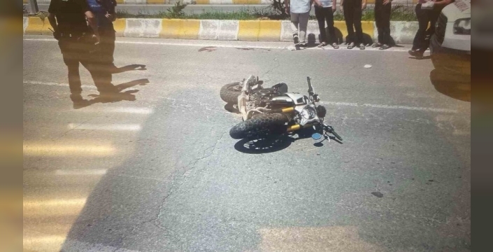 Direksiyon eğitmeni motosikletiyle metrelerce sürüklendi: Patnos'ta yürekler ağza geldi