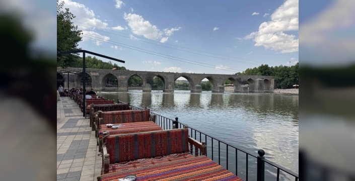 Diyarbakır sıcağa teslim: Tarihi köprüler bile turist bekliyor