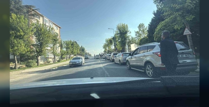 Düğün konvoyu can damarını kesti: Ambulanslar çıkamayınca tepkiler yükseldi