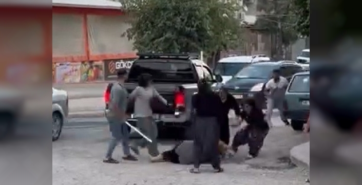 Dulkadiroğlu'nda kadınlar birbirine girdi: Sopalı kavga kanlı bitti, 2 yaralı!