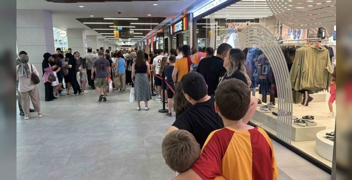 Düzce'de Galatasaray'ın şampiyonluk kupasına yoğun ilgi gösterildi
