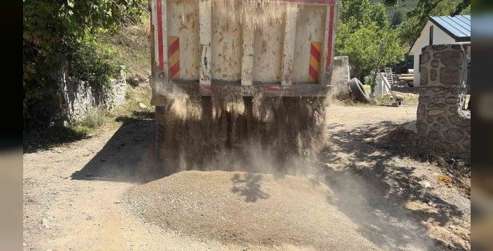 Düzce'de kırsal ulaşım için asfalt çalışmaları sürüyor