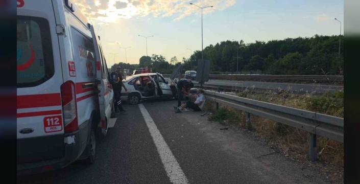 Düzce'de korkutan kaza: Otomobil bariyerlere saplandı, 3 yaralı